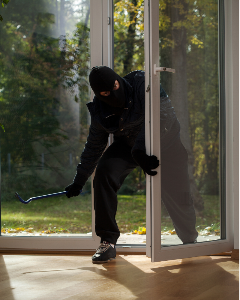 Einbrecher in einer Wohnung 